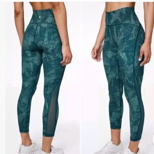 Lululemon illusion tidal teal Bermuda 25” 7/8 size 10 blue mesh